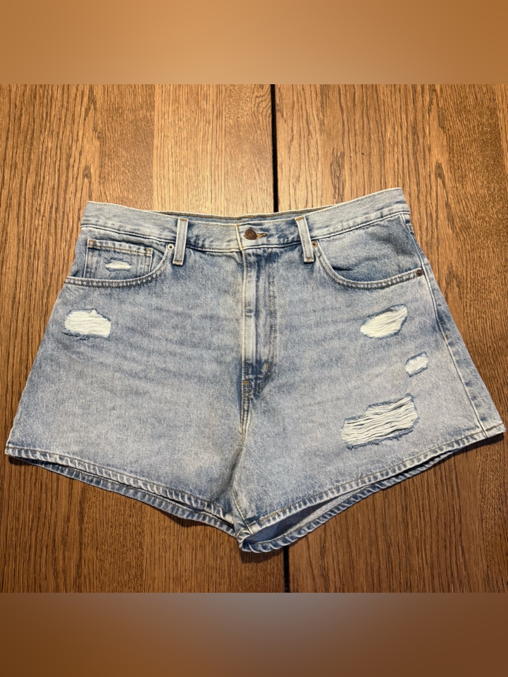 Levi’s High Waisted Mom Shorts | Distressed Light Wash | W33